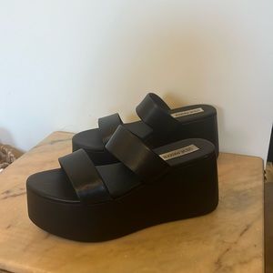 STEVE MADDEN ROMY BLACK LEATHER PLATFORM SLIDE SANDAL | size 7